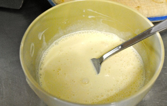 1. Этап. Кролик в горчичном соусе: Ближе к концу приготовления наливаем в миску сливки и смешиваем их со столовой ложкой горчицы.