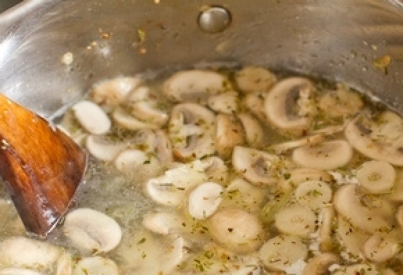 1. Этап. Итальянский суп с курицей: Добавить тимьян и порезанные шампиньоны, жарить семь минут. Добавить муку и жарить 1 минуту. Влить бульон, посолить.