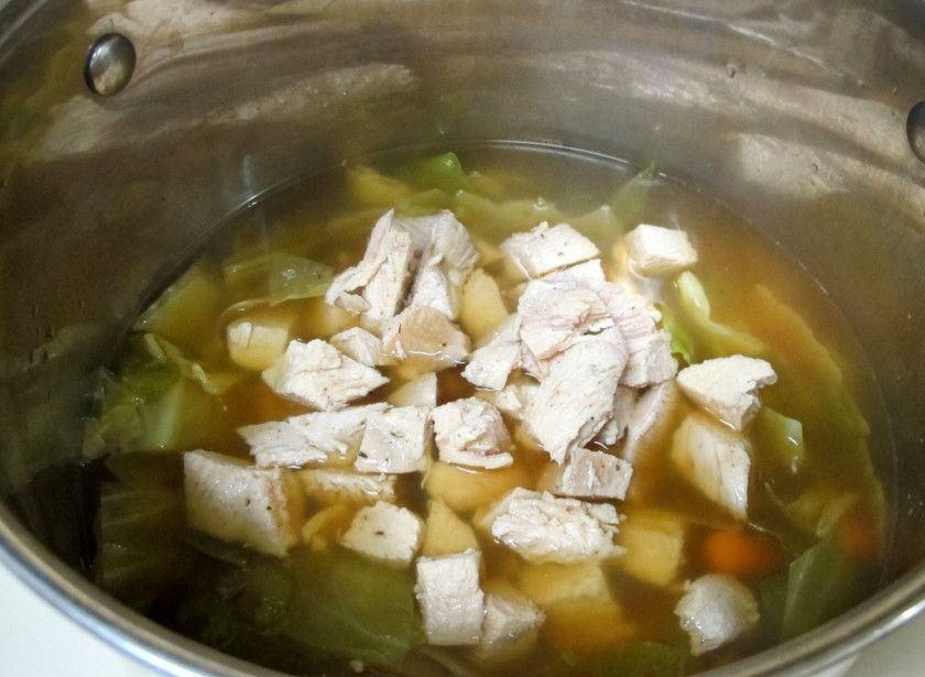 1. Этап. Куриный суп с капустой: 3. В суп добавим всяческие приправы и специи на свое усмотрение. Пускай овощи доходят до готовности, а курицу вынимаем и нарезаем на кусочки. Бросаем обратно в суп.