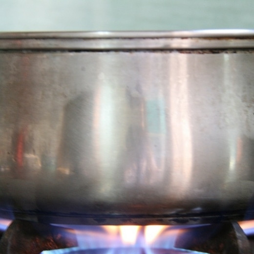 1. Этап. Рамен с яйцом: Наливаем воду в кастрюлю, ставим на быстрый огонь, доводим до кипения.