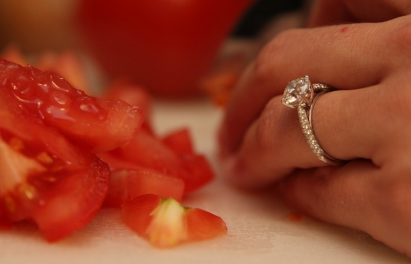 1. Этап. Брускетта с помидорами: 1. Разогрейте духовку до 350 градусов. Мелко нарежьте помидоры.