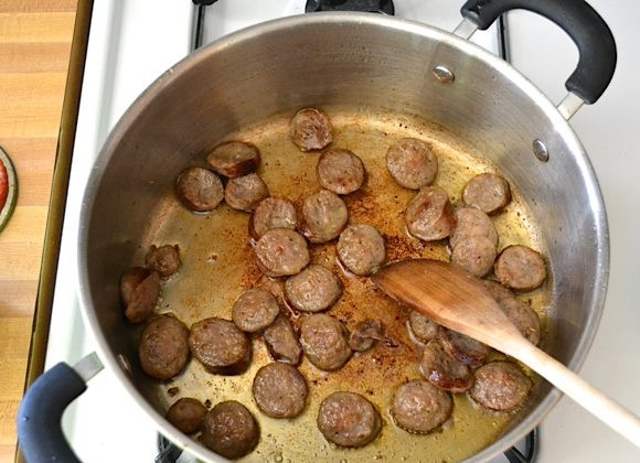 1. Этап. Макароны с сосисками и грибами в томатном соусе: 3. Верните сосиски в кастрюлю и обжарьте их до красивой румяной корочки.