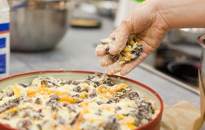 1. Этап. Ватрушка на скорую руку: Затем выкладываем творожную массу, разравниваем ее. Верх ватрушки можно украсить, посыпав цукатами из ярких фруктов.