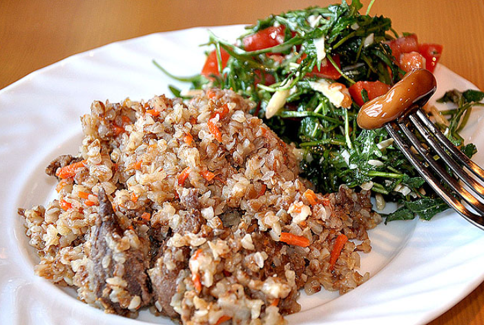 1. Этап. Гречка с тушенкой и грибами: Подаем гречневую кашу с тушенкой и овощами к столу. В качестве дополнительной закуски подаем маринованные грибочки. Приятного аппетита!