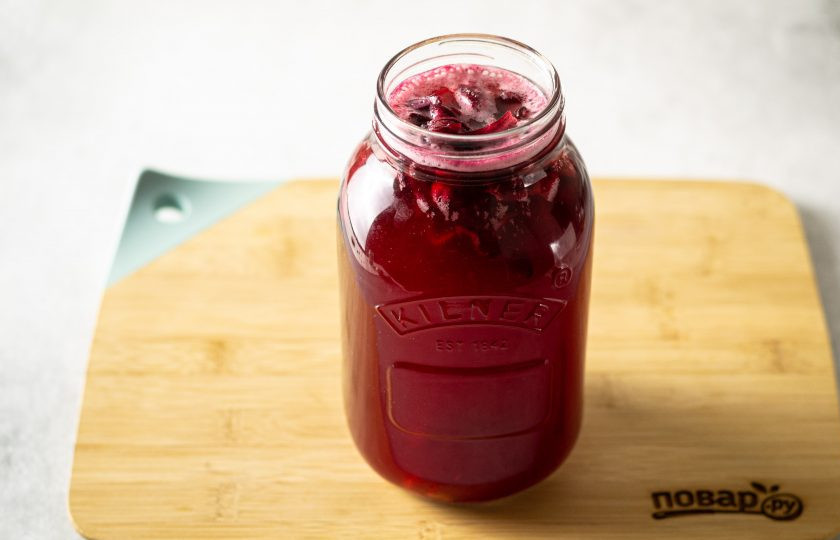 1. Этап. Квас из каркаде: Через 2-3 часа уже появится заметное брожение. Оставьте квас на сутки бродить, затем процедите и перелейте в чистую бутылку. Уберите в холодильник охладиться.