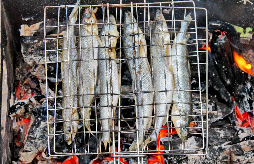 1. Этап. Корюшка на мангале: Обжарьте рыбки 2-3 минуты и переверните. Одна сторона должна поджариться и стать румяной.