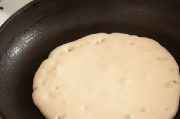 1. Этап. Блины с разрыхлителем: Добавляем растопленное масло, перемешиваем. Разогреваем сковороду и выпекаем блины на растительном масле.