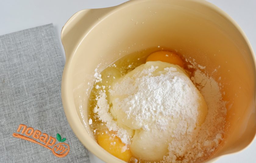 1. Этап. Творожно-тыквенная запеканка с маком: 2. Сложите в глубокую тару творог, крахмал, яйца, сахар. Блендером доведите массу до однородного состояния. Мак желательно заранее проварить в воде (минут 15), слить воду, просушить на полотенце. Добавьте мак в творожную начинку.