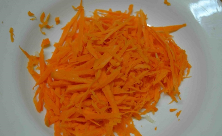 1. Этап. Шаурма в пите: 6. Морковь использую в сыром виде, мою ее, чищу и измельчаю на крупной терке.