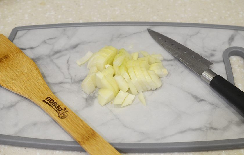 1. Этап. Плов по-хорезмски: 3. Лук нарежьте кубиком.