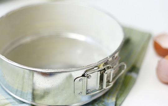 1. Этап. Шарлотка с карамелизированными яблоками: Форму смазать маслом и посыпать мукой.