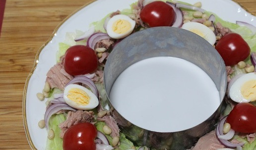 1. Этап. Салат Рождественский венок с тунцом: Далее половинки черри и перепелиные яйца.