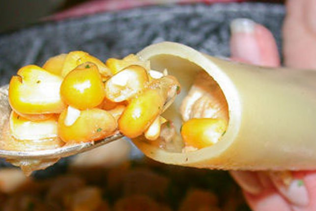 1. Этап. Каннеллони, фаршированные курицей и грибами: Затем начините каннеллони фаршем.