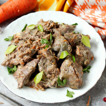 Печень индейки с морковью и луком в сметане