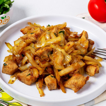 Капуста жареная с мясом на сковороде