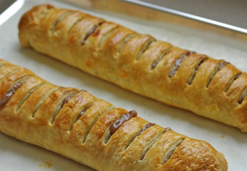 1. Этап. Штрудель с яблоками: Готовый штрудель можете посыпать сахарной пудрой или подать с шариком мороженого.