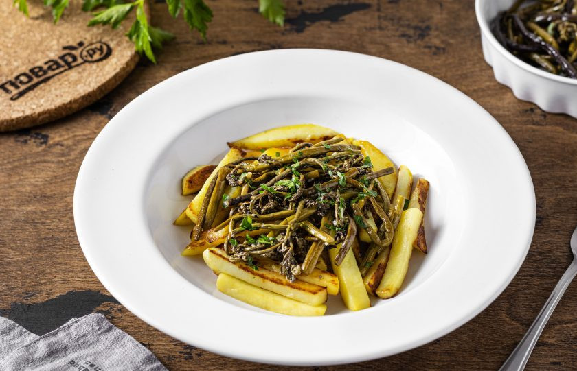 1. Этап. Жареная картошка с папоротником: Выложите в тарелку жареный картофель, а сверху папоротник. Приятного аппетита!