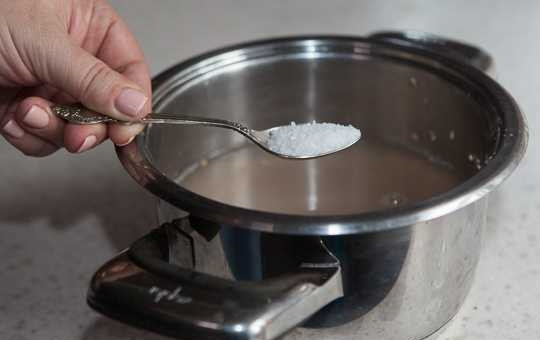 1. Этап. Пшеничная сечка: 3. Добавьте 2 стакана чистой воды и соль.