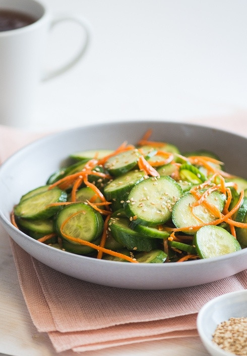 1. Этап. Салат с имбирем для похудения: 5. Сложите в одну посуду огурцы и морковь. Полейте получившейся заправкой. Накройте салат. Поставьте его в холодильник. Понадобится не менее 30 минут, чтобы он пропитался.