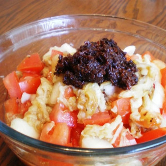 Салат с баклажанами, помидорами и луком