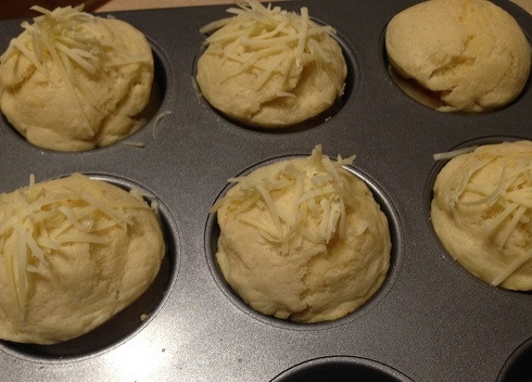 1. Этап. Булочки-кексики с салями: 7. Ставим в разогретую до 180 градусов духовку. Минут через 10-15, когда наши изделия поднимутся, можно посыпать их тертым сыром.