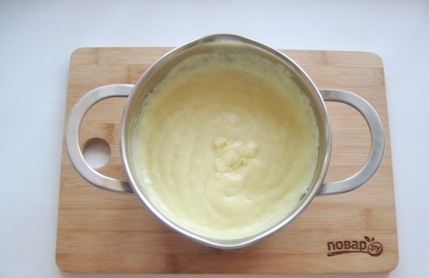 1. Этап. Профитроли с кракелюром: Молоко налейте в кастрюлю, доведите до кипения и влейте смесь желтков, сахара и крахмала. Постоянно перемешивая, доведите крем до загустения. Добавьте ванильный сахар.