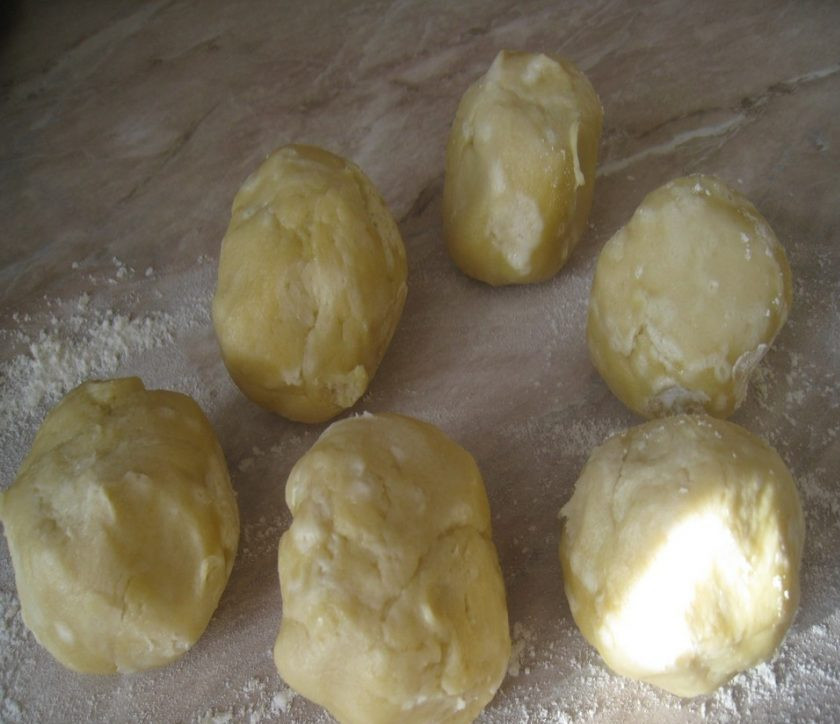 1. Этап. Закусочный торт без выпечки: 1. Для приготовления теста смешайте маргарин, яйцо, соль, стакан воды и муку. Замесите тугое эластичное тесто и отправьте его в холодильник на 30 минут. После этого достаньте тесто и разделите его на равные части. Из каждой части мы будем готовить коржи. Если у вас совсем нет времени на приготовление коржей, то можно взять готовые вафельные коржи или крекеры.