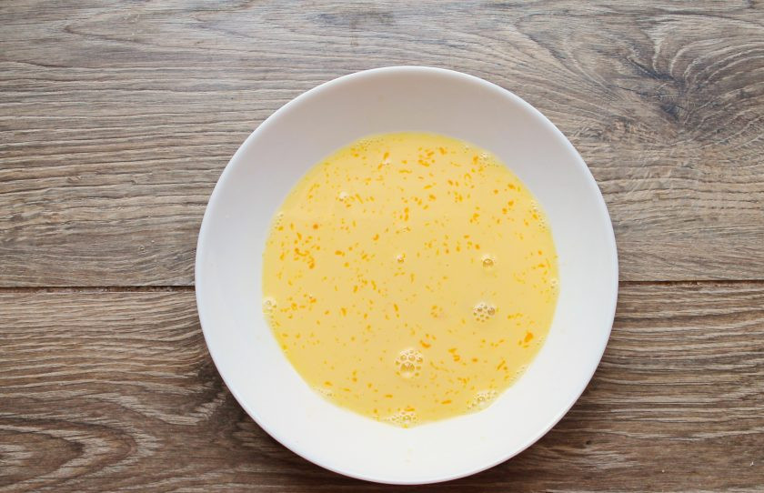 1. Этап. Французские клубничные тосты: В миску разбейте яйцо, добавьте щепотку соли и влейте молоко. Все хорошо перемешайте до однородности.