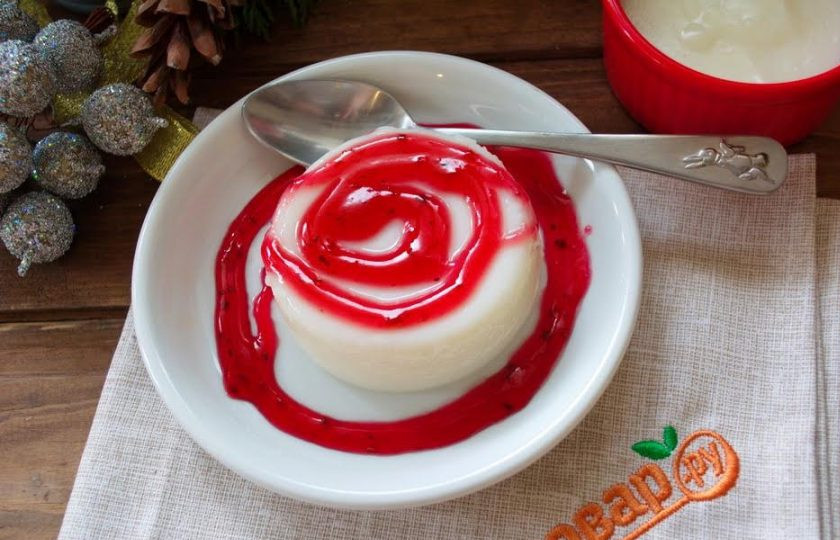 1. Этап. Пудинг классический: 8. Высадите пудинг на блюдце. Полейте пудинг джемом, топингом, вареньем или шоколадом. Подайте к столу.