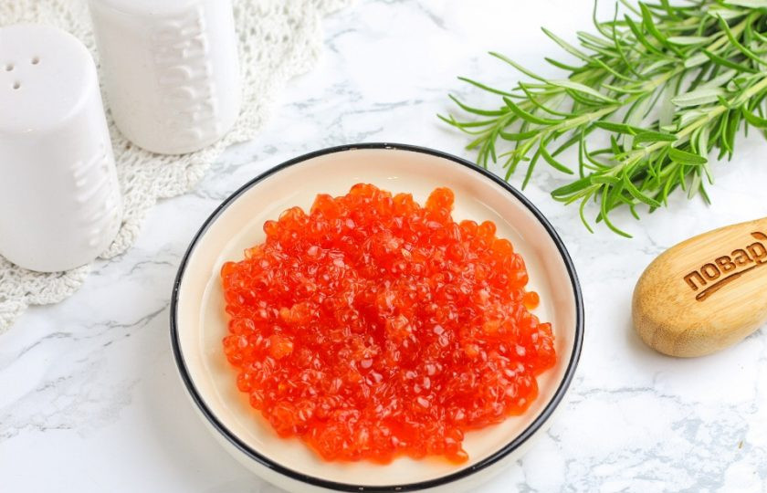 1. Этап. Засолка икры форели: Подготовьте указанные продукты. Свежая икра зачастую где-то лопается, где-то остается целой. Если такое произошло, то промывать ее или солить в рассоле — бессмысленно. Используйте сухой посол для приготовления закуски.