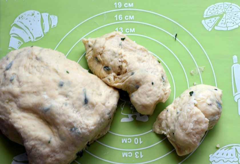 1. Этап. Очень простые сырные лепешки: Отрезайте от общего колобка теста кусочки размером со среднее яйцо. Остальное тесто держите под крышкой.