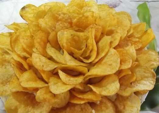 1. Этап. Салат Чайная роза: Украсьте салат перед самой подачей чипсами в виде розы.