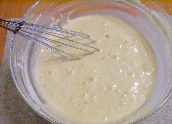 1. Этап. Оладьи на кефире пышные: Последней добавляем соду, гасим её уксусом или лимонным соком. Ещё раз всё перемешиваем. Тесто готово!