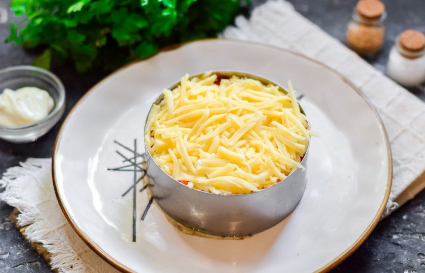 1. Этап. Салат Океан со шпротами: Выложите слой натертого твердого сыра. Пропитайте салат 2 часа и подавайте к столу.