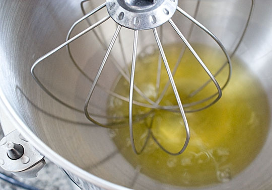 1. Этап. Бисквитный торт с шоколадом: 4. В отдельной мисочке взбейте белки со щепоткой соли до плотных пиков.