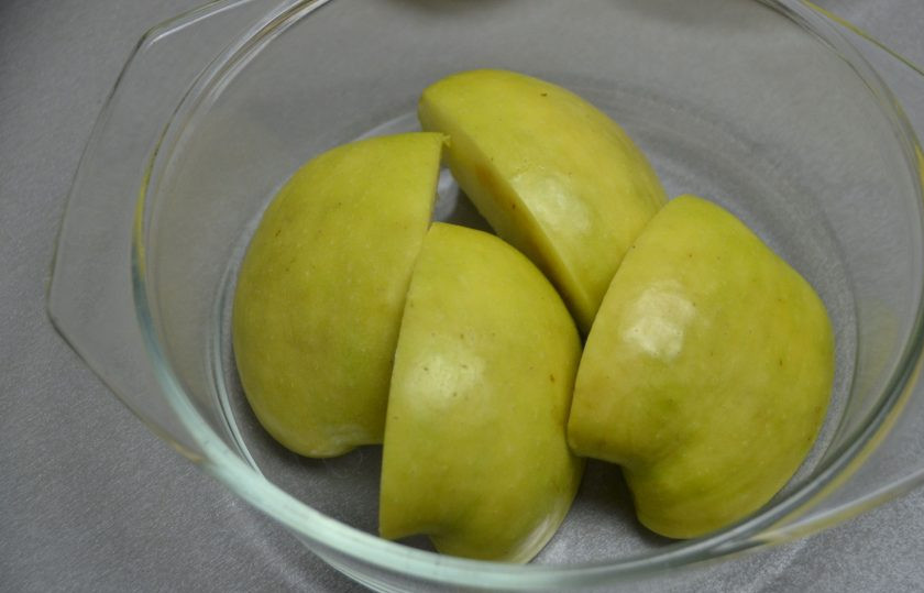 1. Этап. Апельсиновый зефир: Удалите у яблока сердцевину, разрежьте на дольки, выложите в закрытую посуду и поставьте в микроволновую печь на 5 минут для запекания.