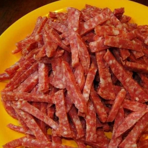 1. Этап. Салат с копченой колбасой: Колбасу нарезаем тонкой соломкой.