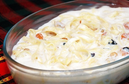 1. Этап. Лапшевник с яйцом: 7. А после аккуратно переложите в жаропрочную форму. Отправьте запеканку в духовку, при температуре 180 градусов томите 35-40 минут до готовности. Приятного аппетита!