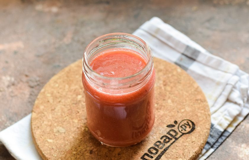 1. Этап. Пюре из сливы для грудничка на зиму: Банку для заготовки тщательно вымойте с пищевой содой, после ополосните хорошо под теплой проточной водой. Стерилизуйте банку и крышку удобным способом – над паром, в духовке или микроволновке. У меня вышло 400 грамм пюре. Я заготовила баночку 200 мл., остальное съел ребенок сразу. В баночку переложите пюре, пастеризуйте 10 минут.