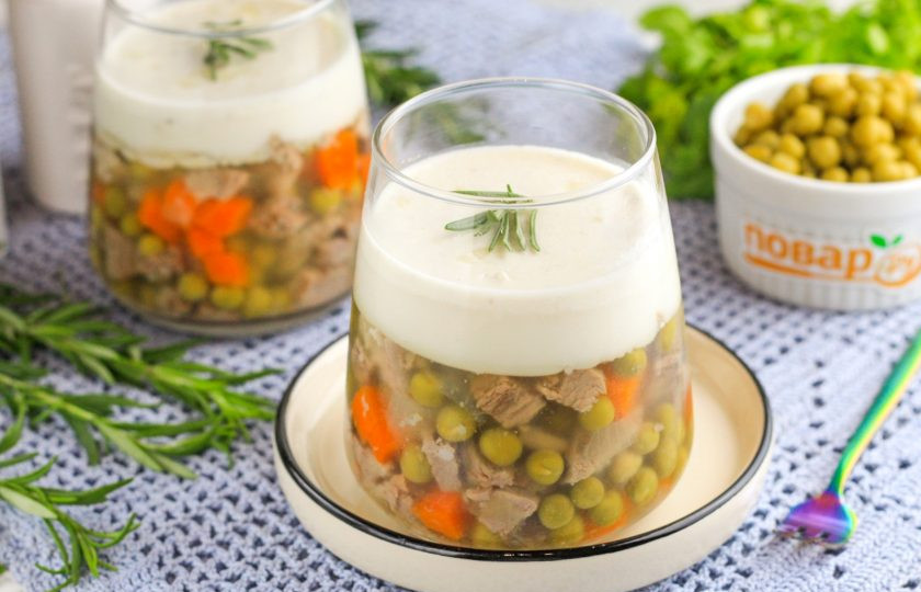 1. Этап. Заливное Провансаль из говядины: Застывшее заливное украсьте по своему вкусу и подайте к столу.