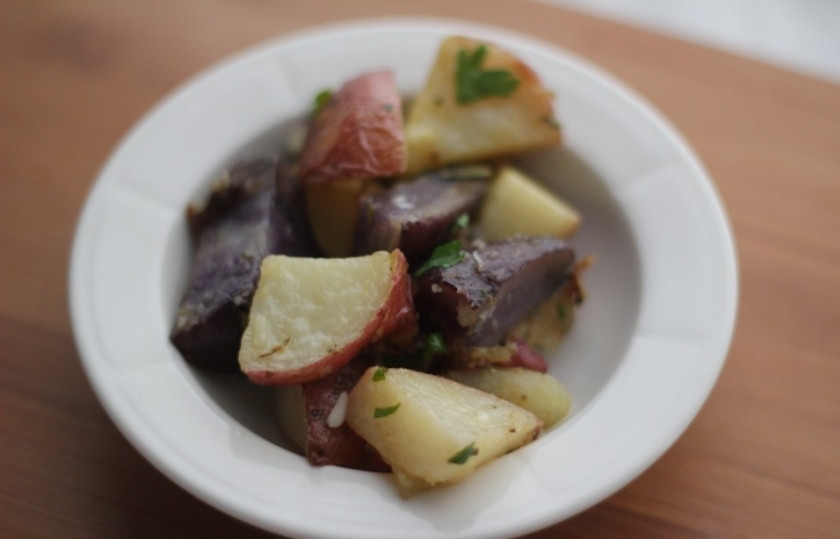 1. Этап. Картофельный салат без майонеза: Часть картофеля запечь в духовке, предварительно полив маслом.