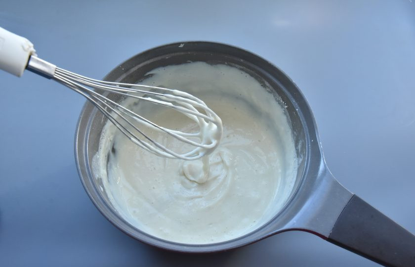 1. Этап. Сгущенное молоко по Дюкану: Готовый десерт остудите, накрыв пищевой пленкой 