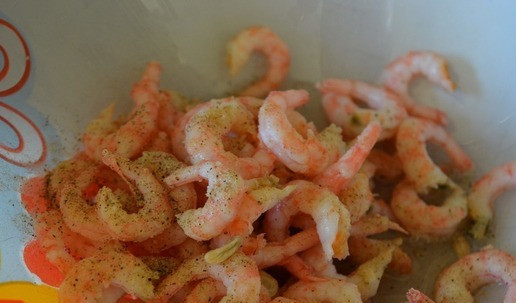 1. Этап. Салат из зелёной чечевицы: Креветки поперчить, сбрызнуть соком лимона.