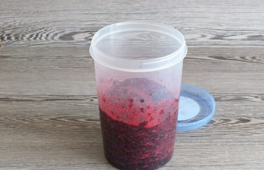 1. Этап. Ликёр из черноплодной рябины: Закройте крышкой. Уберите в тёмное место на два дня.