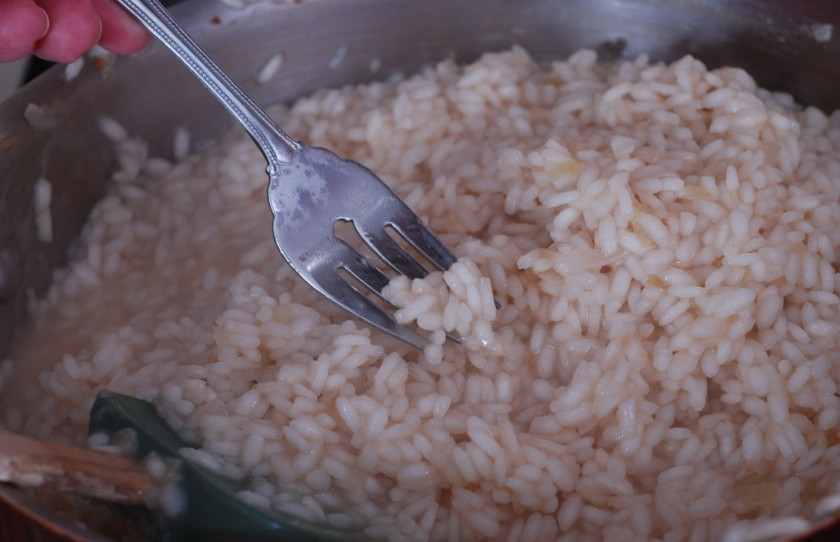 1. Этап. Ризотто с маскарпоне: Повторяем процедуру до тех пор, пока рис не будет готов. Подливать бульон нужно по чуть-чуть, по половнику, если налить его весь сразу - ничего не получится. Готовность риса определяем дедовским методом - пробуем на вкус.