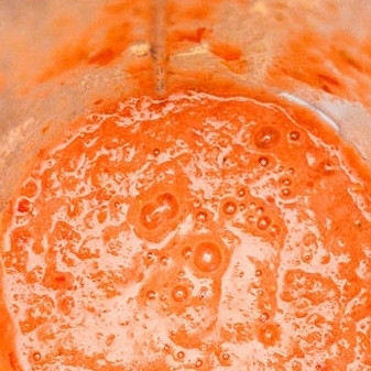 1. Этап. Энчиладас: 2. Чили со специями - солью, кумином, душицой, а также бульоном и помидорами взбейте блендером. Помидоры промойте и вырежьте плодоножку предварительно.