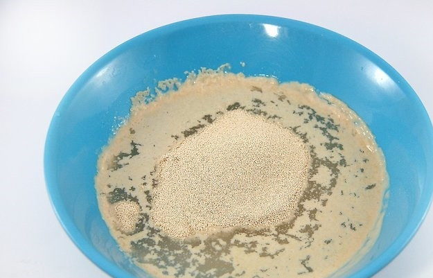 1. Этап. Рецепт воздушных пончиков: 1. В теплой водичке растворите дрожжи и пару ложек сахара. Оставьте минут на 10.