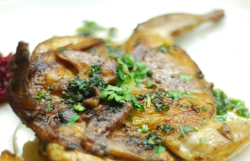 1. Этап. Жареные перепелки: Добавьте кубик масла сливочного на сковороду и в нем продолжайте жарить до готовности. Готовых жареных перепелок посыпьте рубленой зеленью, полейте маслом со сковороды перед подачей.