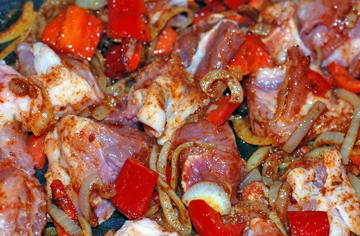 1. Этап. Перкельт из свинины: 5. Через 2-3 минуты самое время добавить нарезанное средними кусочками мясо. Все хорошо перемешать.