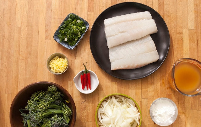 1. Этап. Тушеная треска с брокколи: Подготовьте ингредиенты: рыбку промойте, брокколи порежьте довольно крупно, два стебелька зеленого лука порежьте кольцами, обычный лук - полукольцами. Имбирь измельчите до пастообразного состояния. Также 2 столовые ложки крахмала отложите от общей массы.